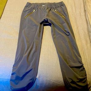 Athleta Aspire Ankle Jogger Pants in Style 64659 size 4